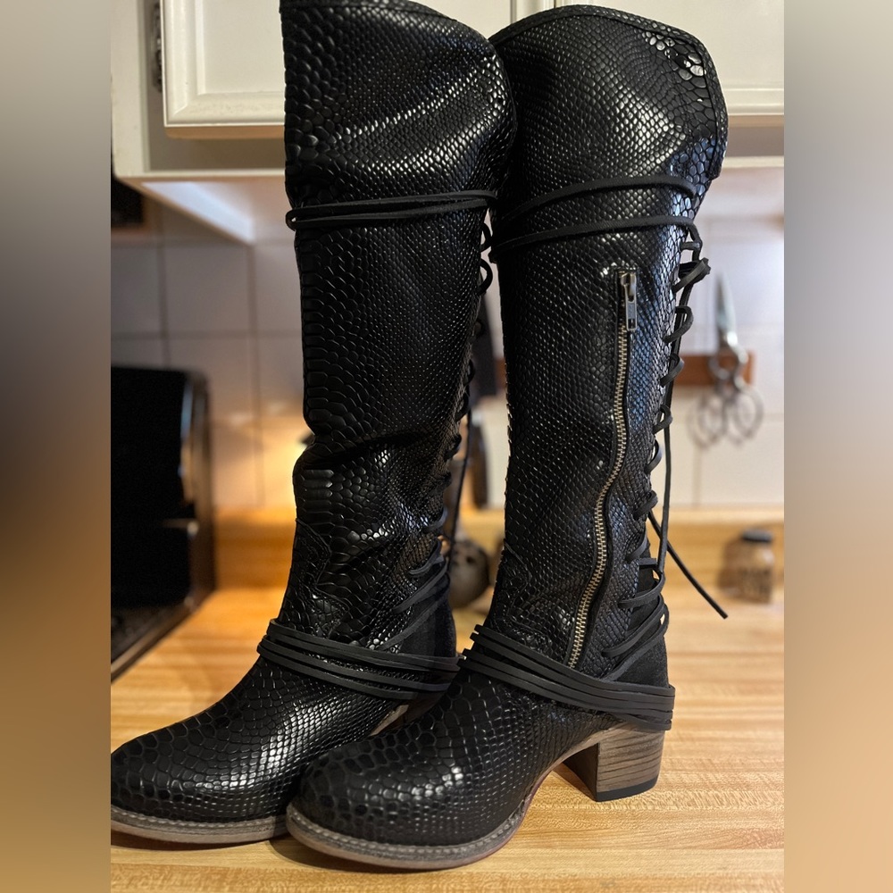 New with box Coal black snake size 7. Sold out in this size!!